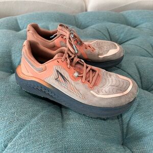 EUC Women’s ALTRA Paradigm 7 Shoes - size 9